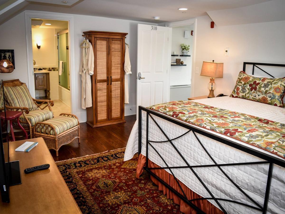 At Evergreen Inn 3*